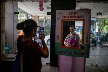 Una mujer posa después de recibir una vacuna contra la covid-19 en un hospital público en Noida, un suburbio de Nueva Delhi, India.