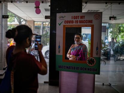Una mujer posa después de recibir una vacuna contra la covid-19 en un hospital público en Noida, un suburbio de Nueva Delhi, India.