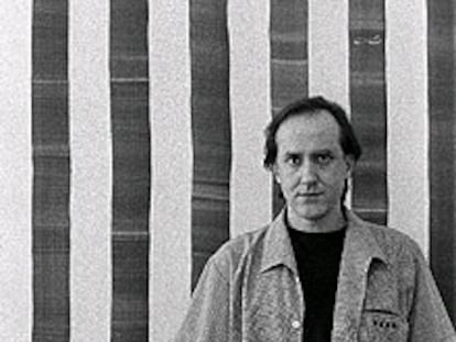 Juan Uslé, ante uno de sus cuadros en el Macba, de Barcelona.