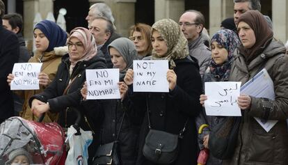 Minuto de silencio en Vitoria en recuerdo a las víctimas de los atentados de Bruselas.