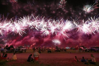 Cada jornada del festival, al atardecer, después de clausurarse la sesión de vuelo vespertina, la organización del Albuquerque International Balloon Fiesta realiza un festival de fuegos artificiales.