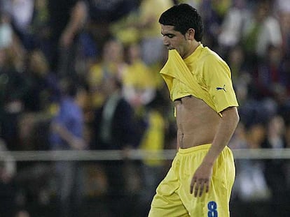 Riquelme, desolado al fallar el penalti que supuso la eliminación del Villarreal ante el Arsenal en la pasada Liga de Campeones.