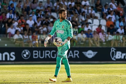 José Antonio Caro "Churripi", portero del Burgos, en un encuentro de esta temporada en El Plantío.