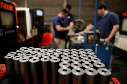 Workers at a metalworking parts factory in Apodaca, on March 11, 2025.