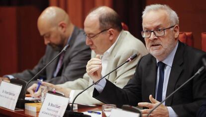 Brauli Duart (derecha), en el Parlament.