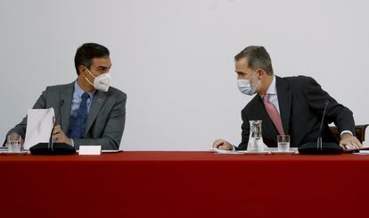 El rey ha reaparecido tras su cuarentena de diez días y ha presidido la última reunión del patronato de la Fundación Carolina junto a Pedro Sánchez. Desde el año 2000, la fundación busca la cooperación cultural, educativa y científica entre España y demás países de la Comunidad Iberoamericana de Naciones.