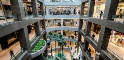 Los centros comerciales (como este, el Costanera Center de Santiago de Chile) son el pilar del negocio de Cencosud.