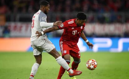 Alaba pelea por un balón con Wijnaldum.