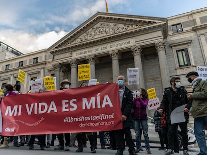 Familiares afectados por la ley de la Eutanasia celebran su aprobación frente a la Cámara baja, este jueves.