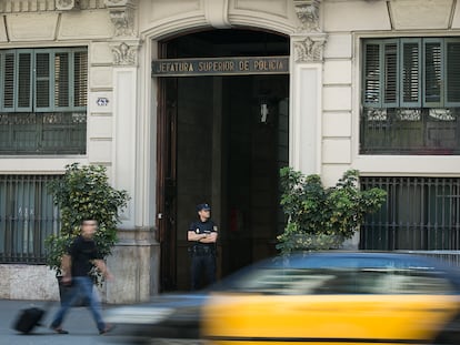 Un agente del Cuerpo Nacional de la Policia (CNP) hace guardia en la puerta de la Jefatura Superior de Policia, en la Via Laietana.