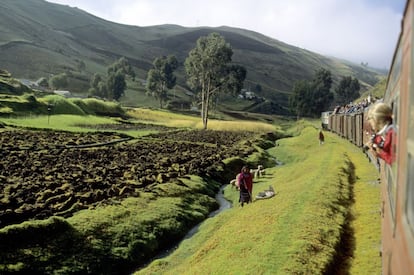 Ecuador desde la ventanilla de un tren. Ya se puede hacer gracias al tren turístico que une Quito con Guayaquil (www.trenecuadro.com). En la fotografía, el paisaje andino en el tramo entre Riobamba y Alausi, en la provincia de Chimborazo.