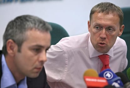 Los antiguos espías rusos Andréi Lugovói (derecha) y Dmitri Kovtun, en 2007.