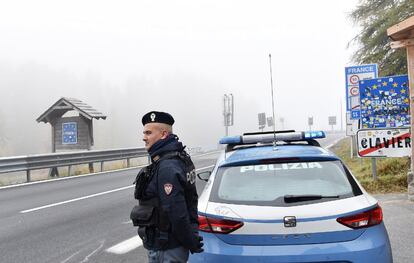 Un agente de policía italiano permanece en guardia en la frontera entre Italia y Francia, en Claviere (Italia), el 22 de octubre de 2018.