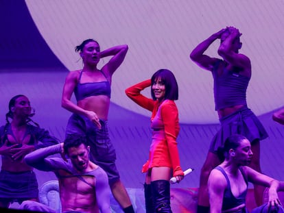 Aitana (centro), durante su concierto ayer en el WiZink Center de Madrid