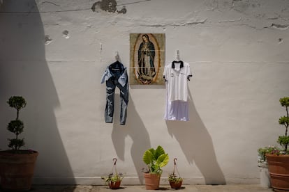 Roupas são penduradas no abrigo Pumarejo em Matamoros.