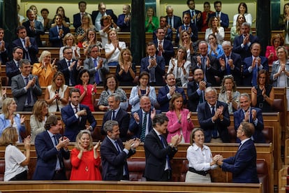 Los diputados populares felicitan a Alberto Núñez Feijóo durante la primera jornada de su debate de investidura.