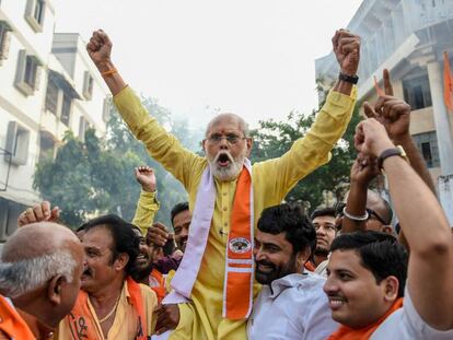 Militantes hindúes celebran la decisión del Supremo, el sábado en Ahmedabad.