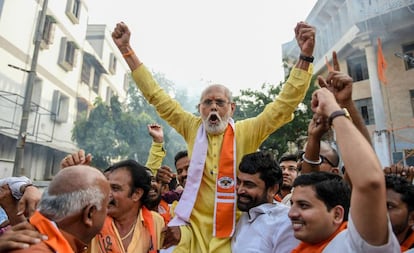 Militantes hindúes celebran la decisión del Supremo, el sábado en Ahmedabad.