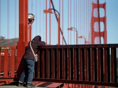 Un peat&oacute;n en el puente Golden Gate de San Francisco.