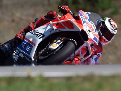 Lorenzo pilota la Ducati con su nuevo carenado en Brno.