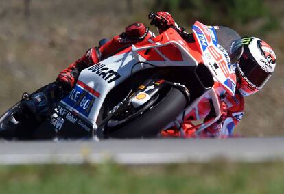 Lorenzo pilota la Ducati con su nuevo carenado en Brno.