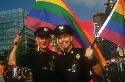 Dos hombres participan en la manifestación del Orgullo en Berlín en 2002.