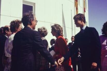 El director fundador del IAC, Francisco Sánchez, saluda al entonces príncipe Felipe en la inauguración de 1985.
