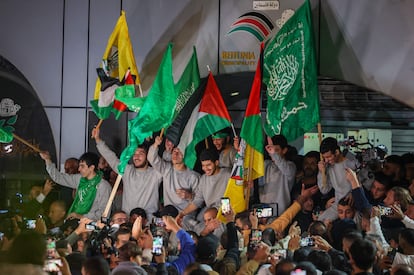 Presos palestinos celebran su liberación en las calles de Betunia, Cisjordania, este viernes. 