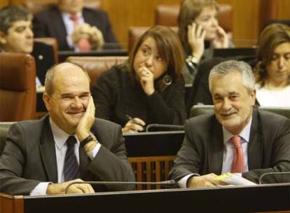 Manuel Chaves y José Antonio Griñán, sonrientes, en un pleno del Parlamento andaluz celebrado en enero pasado.