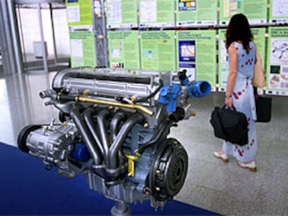 Motor de automóvil que funciona con hidrógeno, expuesto en la conferencia de transportes de Valencia.