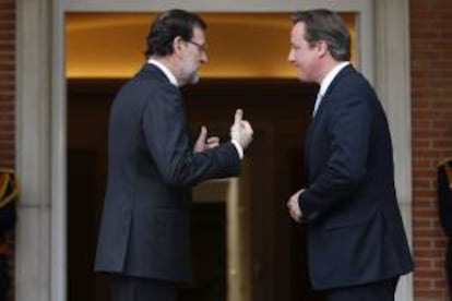 El presidente, Mariano Rajoy, conversa con su homólogo británico, David Cameron.