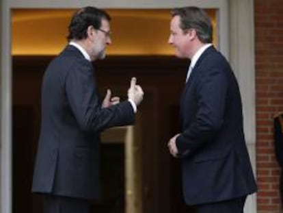 El presidente, Mariano Rajoy, conversa con su homólogo británico, David Cameron.