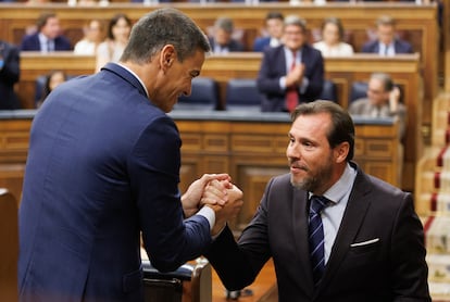 El presidente del Gobierno en funciones, Pedro Sánchez, saluda al diputado socialista Óscar Puente, tras su intervención en el Congreso. 