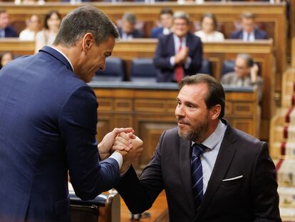 Pedro Sánchez saluda a Óscar Puente tras una de sus intervenciones en la investidura fallida de Alberto Núñez Feijóo.