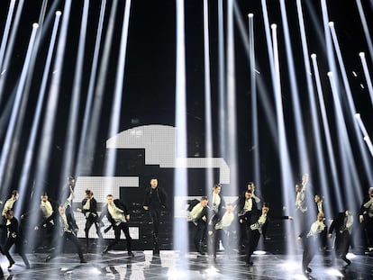 Italian television presenter Alessandro Cattelan (C) and dancers perform at the start of the second semifinal of the Eurovision Song contest 2022 on May 12, 2022 at the Pala Alpitour venue in Turin. (Photo by Marco BERTORELLO / AFP)