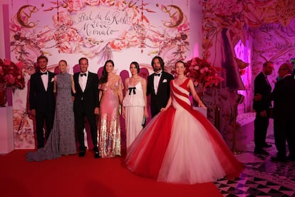 De derecha a izquierda: Pierre Casiraghi, junto a su esposa, Beatrice Borromeo, Andrea Casiraghi, su esposa Tatiana Santo Domingo, Carlota Casiraghi y su marido, el productor francés, Dimitri Rassam, y Alexandra de Hanover. Charlène de Mónaco fue, una vez más, la gran ausente de la velada: la princesa pasó por unos delicados momentos de salud tras permanecer en Sudáfrica durante ocho meses debido a una infección tras un procedimiento dental. A su regreso, ingresó por voluntad propia en un centro fuera de Mónaco para recuperarse de un “profundo agotamiento, tanto emocional como físico”, según reveló el propio Alberto en una entrevista con la revista estadounidense 'People'.