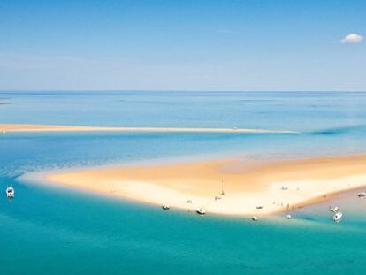 Playa de arena blanca en la isla francesa de Ré.