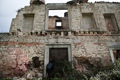 Una fachada deteriorada del Palacio de Monesterio, en San Lorenzo de El Escorial.