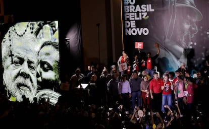 Petistas formalizam Lula como candidato à presidência em São Paulo.