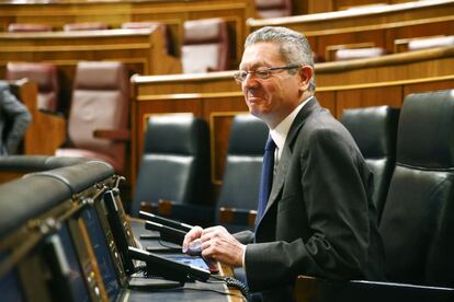 Alberto Ruiz Gallardon en su escaño del Congreso momentos antes de comenzar el debate sobre el estado de la nación.