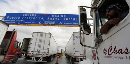 Varios camiones esperan para franquear el puesto fronterizo de Nuevo Laredo en noviembre pasado.
