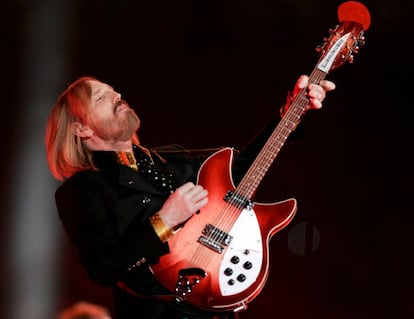 Tom Petty ha muerto a los 66 años por un ataque al corazón. Sus canciones contenían esa promesa eterna de vida instantánea y llegaron a ilustrar como pocas en la música popular el sueño perfecto del aquí y ahora. En la imagen, el cantante tocando con su banda The Heartbreakers durante el descanso de la Super Bowl entre los Patriots y los Giants en febrero de 2008.