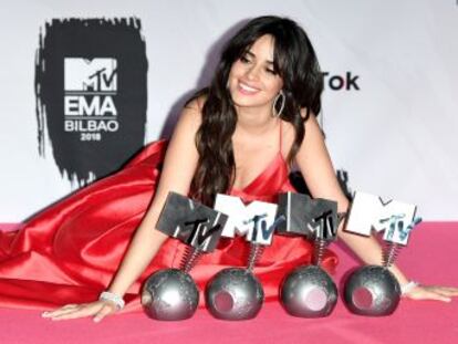 Camila Cabello ha sido la gran protagonista de la noche tras llevarse el galardón a la mejor artista del año