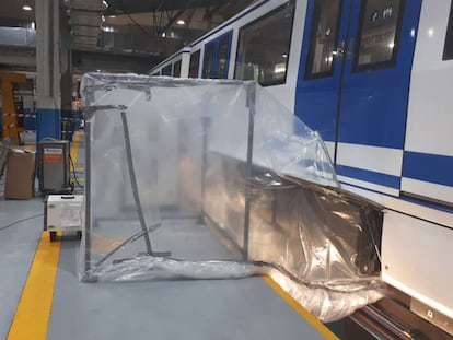 Trabajos para quitar el amianto de un vagón de Metro de Madrid el pasado abril.