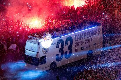 Los jugadores blancos a su llegada a la plaza de La Cibeles.