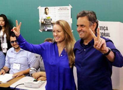 Aécio Neves and his wife after voting on Sunday.