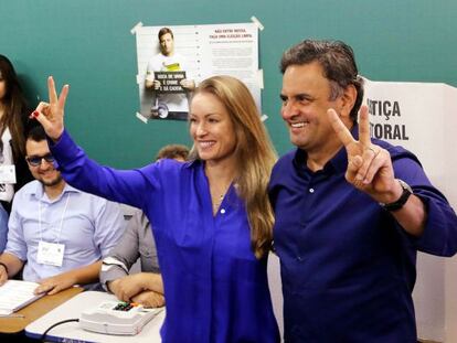 A&eacute;cio Neves y su esposa despu&eacute;s de votar