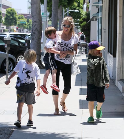 En 2005 la actriz adoptó a otro niño, Laird Vonne, que ahora tiene 10 años, y, un año después, adoptó también a Quinn Kelly, de 9. En la imagen, de 2011, pasea con sus tres pequeños por las calles de Beverly Hills.