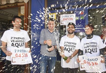 Varios de los agraciados del 04536, segundo premio de la Lotería de Navidad, lo celebran con cava en la administración número 2 de Callosa de Segura.