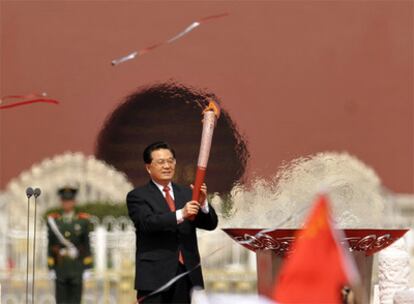 El presidente chino, Hu Jintao, mantiene la antorcha olímpica en la ceremonia de Pekín.